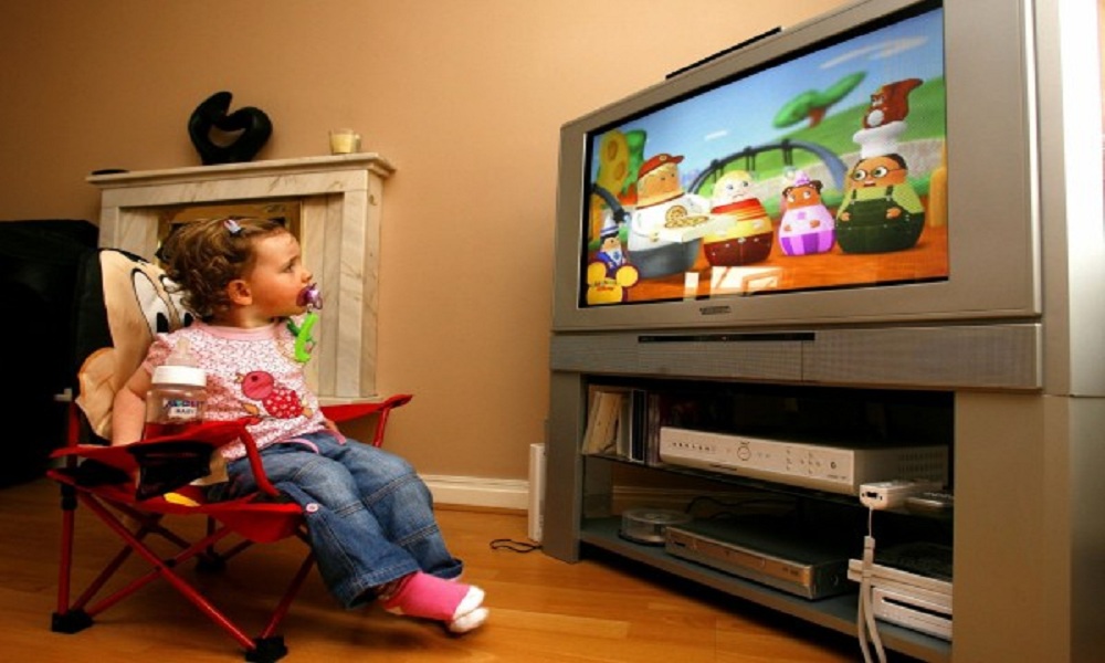 Включи телевизор детской. Телевизор для детей. Телевизор для дошкольников. Малыш и телевизор. Интерактивный телевизор.